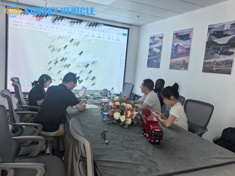 Quan hệ đối tác chiến lược: Khách hàng Guinea thăm SUNSKY Vehicle để kiểm tra nhà máy và mua sắm xe