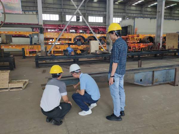 Chào mừng khách hàng từ Việt Nam đến thăm nhà máy sản xuất xe moóc của chúng tôi