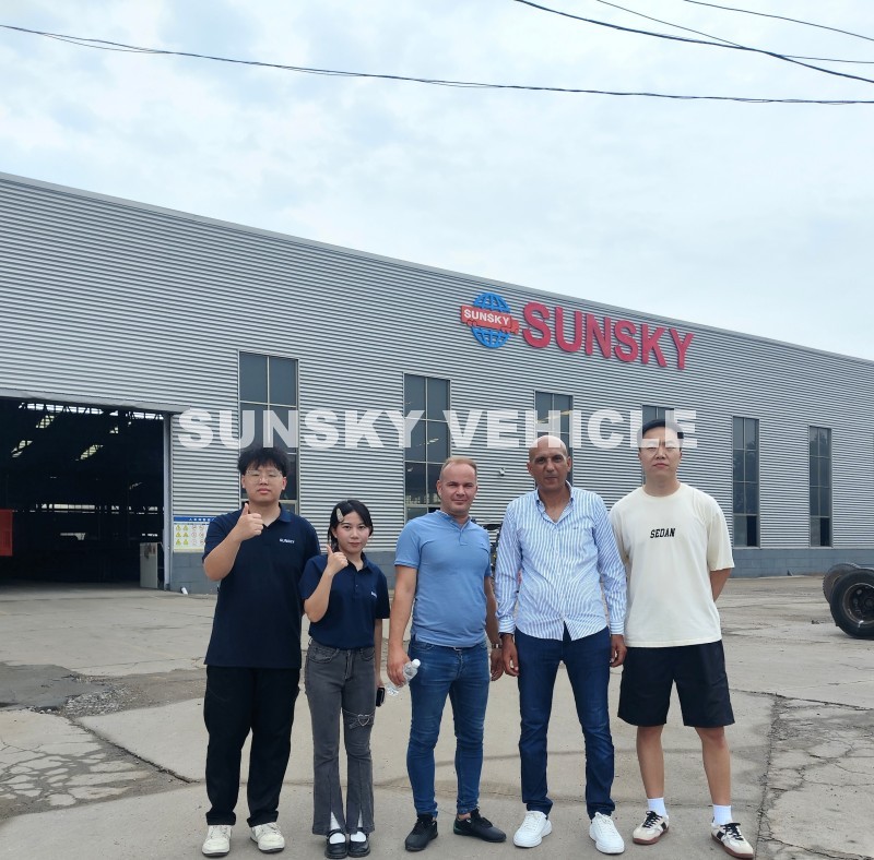 Khách hàng Algeria tham quan dây chuyền sản xuất rơ moóc thùng bạt để tìm hiểu về chất lượng và cơ hội hợp tác.