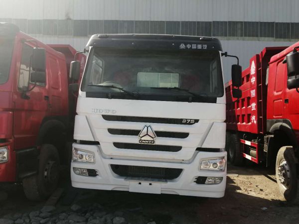 sử dụng xe tải máy kéo howo Trung Quốc trong chương trình khuyến mãi