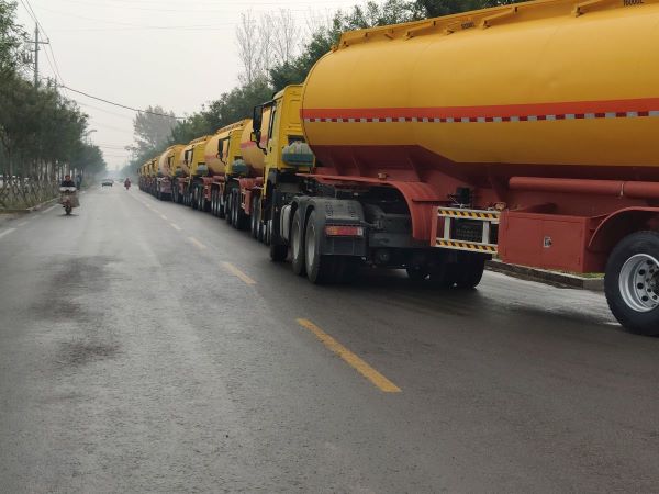 đơn hàng thứ ba: 10 chiếc xe kéo chở dầu nhiên liệu với xe tải máy kéo howo để bán malawi
