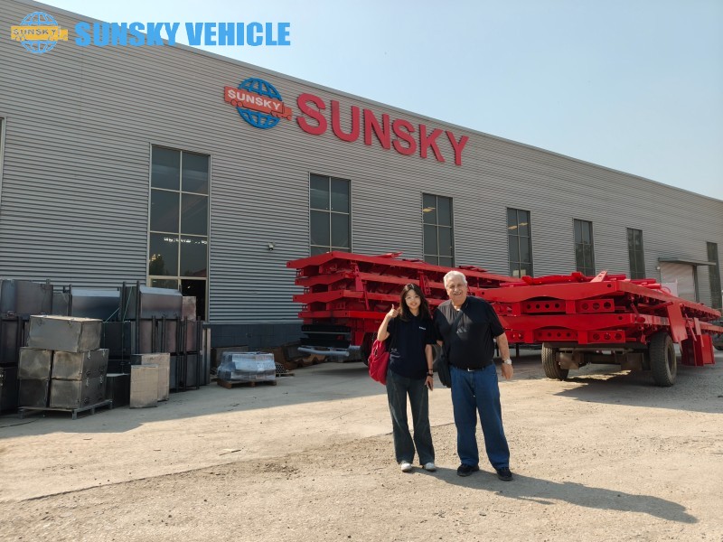 Lãnh đạo doanh nghiệp logistics Chile, ông Currenti, thăm nhà máy xe SUNSKY để tùy chỉnh xe moóc ben chở ngũ cốc